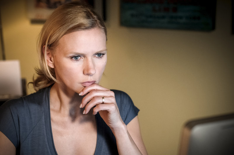 Minette (Veronica Ferres) auf der Suche nach der vermissten Nora Nowak. – Bild: ZDF und Hendrik Heiden Minette (Veronica Ferres) auf der Suche nach der vermissten Nora Nowak. – Bild: ZDF und Hendrik Heiden