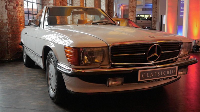 Bei der Oldtimer-Auktion Classicbid wird der begehrte Mercedes-Benz SL 500 nach einem intensiven Bietergefecht für 28.100 Euro versteigert. – Bild: N24 Doku
