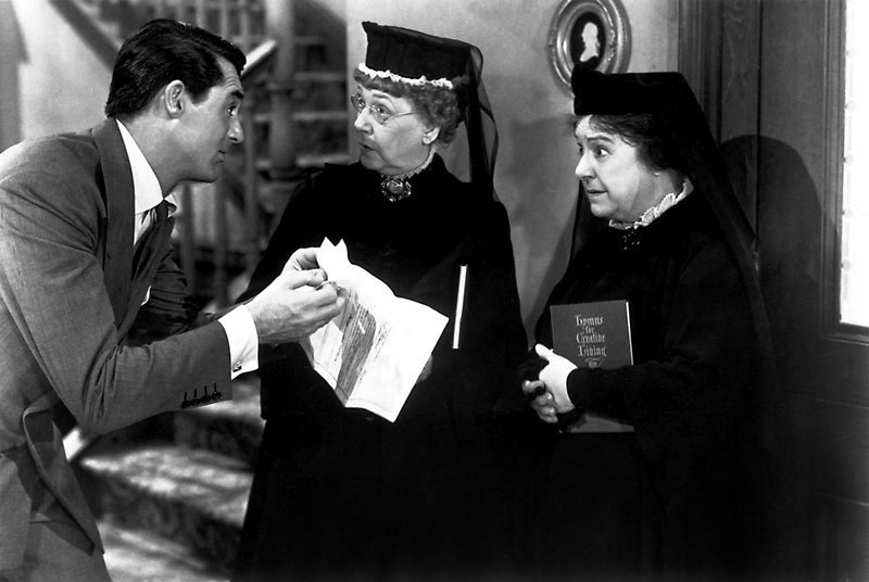 Mortimer Brewster (Cary Grant) ist über das mörderische Hobby seiner Tanten Martha (Jean Adair, Mi.) und Abby (Josephine Hull, re.) entsetzt. – Bild: ARD /​ © ARD/​Degeto