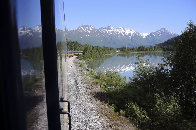 Mit der Eisenbahn kann man komfortabel durch die Wildnis von Alaska fahren. – Bild: HR/Peter Weinert Mit der Eisenbahn kann man komfortabel durch die Wildnis von Alaska fahren. – Bild: HR/Peter Weinert