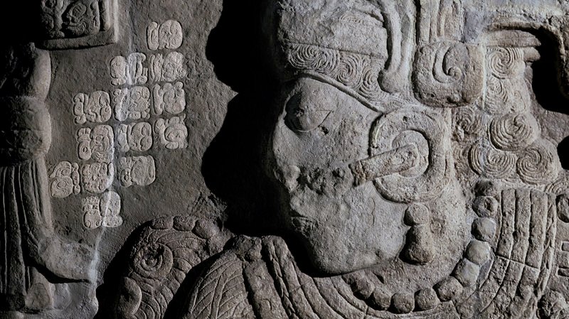 Calakmul-Stele Nr. 51 mit Maya-Schriftzeichen, aufgenommen im Museo Nacional de Antropologia, Mexiko City. – Bild: ARTE France /​ © Night Fire Films/​Institution Nacional de Antropología e Historia, CONACULTA, Mexiko