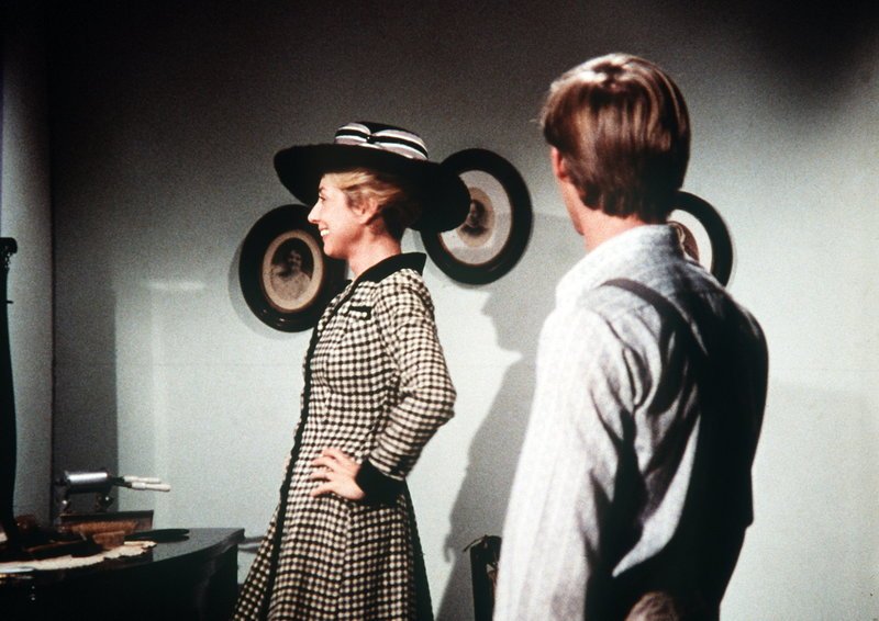 Noch nie hat John-Boy (Richard Thomas, r.) seine Mutter so elegant gesehen: Olivia Walton (Michael Learned, l.) hat das Kleid hervorgeholt, in dem sie geheiratet hat. – Bild: WARNER BROS. INTERNATIONAL TELEVISION Lizenzbild frei