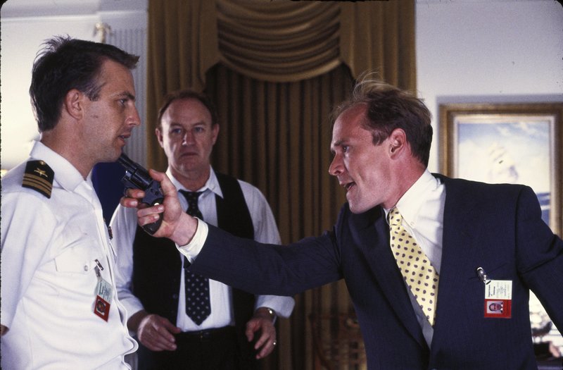 Navy-Offizier Tom Farrell (Kevon Costner), Verteidigungsminister Bryce (Gene Hackman) und Scott Pritchard (Will Patton,r.). – Bild: Turner Navy-Offizier Tom Farrell (Kevon Costner), Verteidigungsminister Bryce (Gene Hackman) und Scott Pritchard (Will Patton,r.). – Bild: Turner