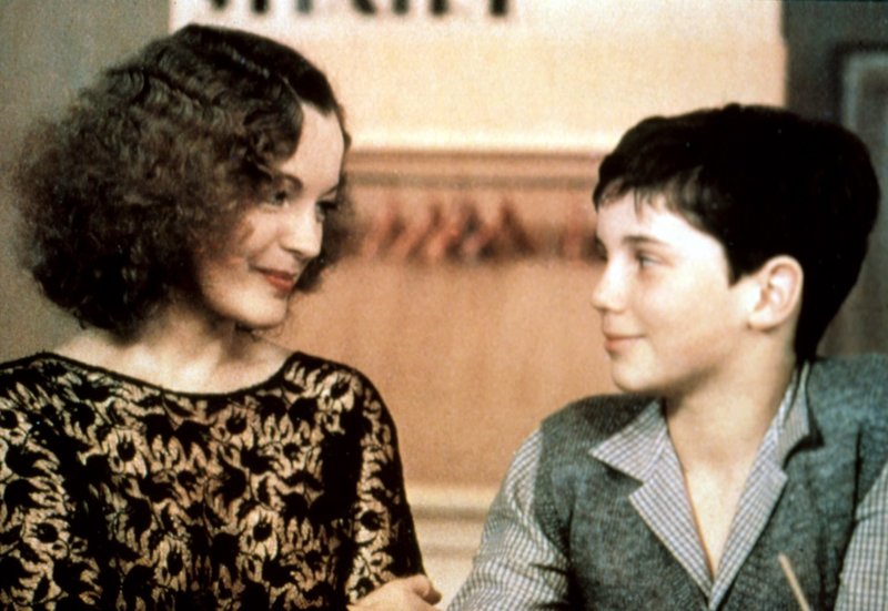 Elsa Wiener (Romy Schneider), die Frau eines Berliner Verlegers, hat mit ihrem jüdischen Schützling Max Baumstein (Wendelin Werner) in Paris Zuflucht gesucht. Dort bangt sie um das Leben ihres Mannes, den die Nazis in ein KZ gesteckt haben. – Bild: ORF Elsa Wiener (Romy Schneider), die Frau eines Berliner Verlegers, hat mit ihrem jüdischen Schützling Max Baumstein (Wendelin Werner) in Paris Zuflucht gesucht. Dort bangt sie um das Leben ihres Mannes, den die Nazis in ein KZ gesteckt haben. – Bild: ORF