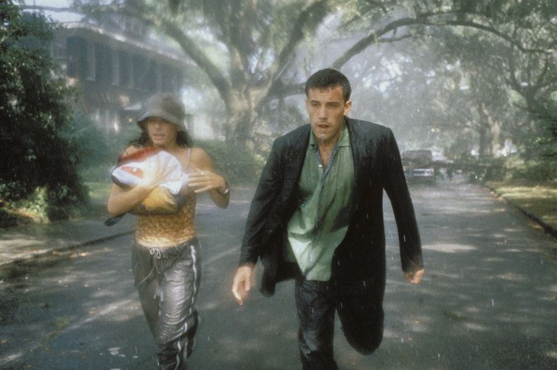 Ben Holmes (Ben Affleck) und Sarah Lewis (Sandra Bullock) flüchten vor dem Regen. – Bild: Dreamworks Ben Holmes (Ben Affleck) und Sarah Lewis (Sandra Bullock) flüchten vor dem Regen. – Bild: Dreamworks