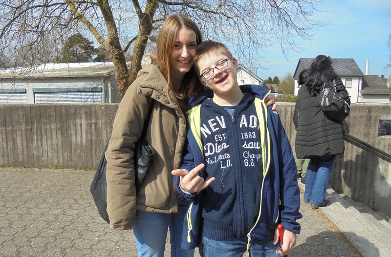 Jonas Halbfas und Katharina Schmidt auf dem Weg zu einer Schulaktion. Jonas hat gerade gelernt, dass es cool ist, wie ein Rocker zu posieren. – Bild: BR/​MDR/​WDR