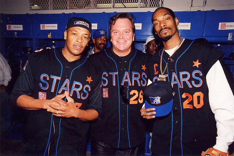 Dr. Dre, Tom Arnold und Snoop Dogg 1999 bei dem MTV&apos;s Rock n Jock Baseball Game – Bild: ARTE /​ © Jeff Kravitz/​Film Magic