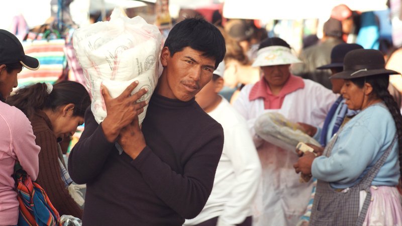 Moises Chambi Yucra bringt Salz zu einem Markt in Uyuni. – Bild: Geo Television /​ Salero Fi
