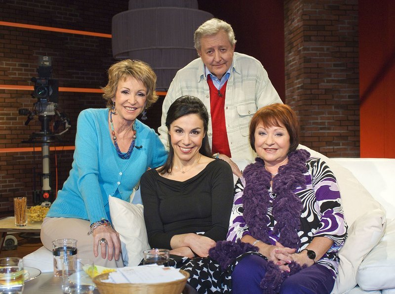 MDR Fernsehen ADLERSHOFER WUNSCHBRIEFKASTEN, „Moderation: Katrin Weber“, am Samstag (02.04.11) um 20:15 Uhr. Katrin Weber (Mitte) mit ihren Gästen Uta Schorn (l.), Heidi Weigelt (r.) und Lutz Jahoda. – Bild: MDR/​Axel Berger