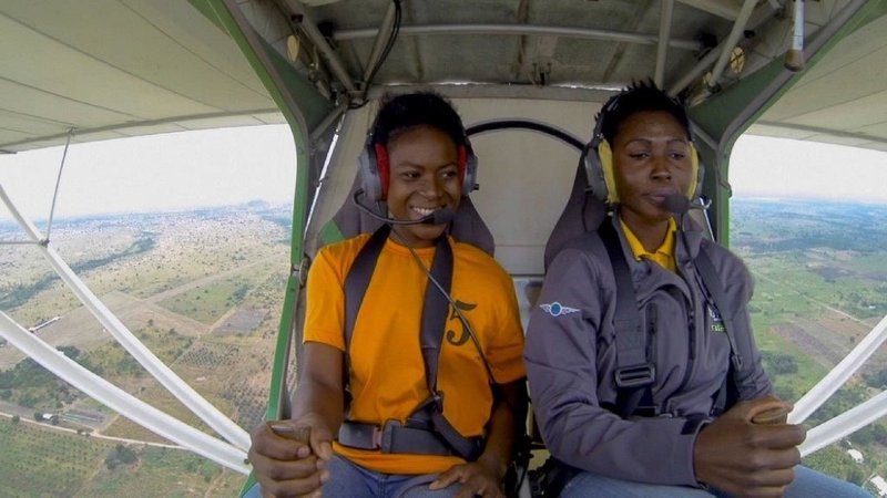 Im Flugzeug: Esther Fatimatu Mohammed (links) und Patricia Mawuli Porte. – Bild: BR/​INDI FILM GmbH/​Petra Lisson