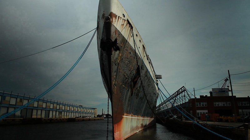 Das Linienschiff „SS United States“ liegt heute im Hafen von Philadelphia. Seine gigantische Silhouette erhebt sich zwischen Containern und Lagerhallen. Eine kleine Gruppe um die Enkelin des Erbauers hat den Ozeanriesen jetzt gekauft. Sie wollen das Wrack in neuem Glanz erstrahlen lassen. – Bild: N24 Doku