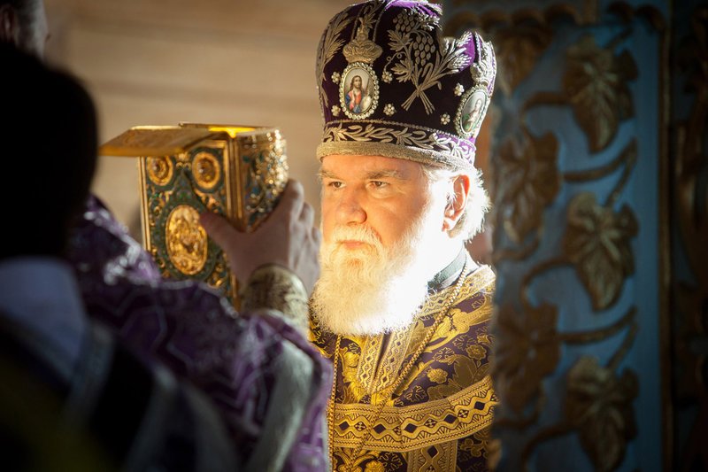 Erzbischof Vadim weiht Valerijs erste fertig gebaute Kirche in Kultuk ein. – Bild: arte