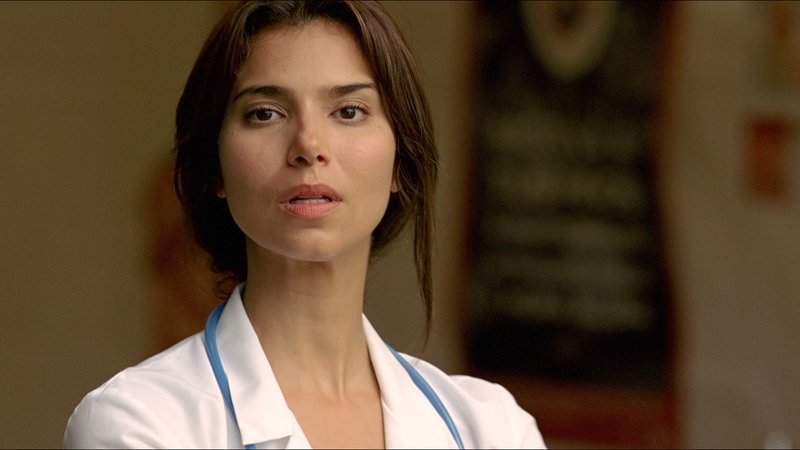 Die Undercover-Agentin Lisa Morales (Roselyn Sanchez), getarnt als Mexikanische Ärztin, ist kurz davor entführt zu werden. – Bild: RTL Zwei