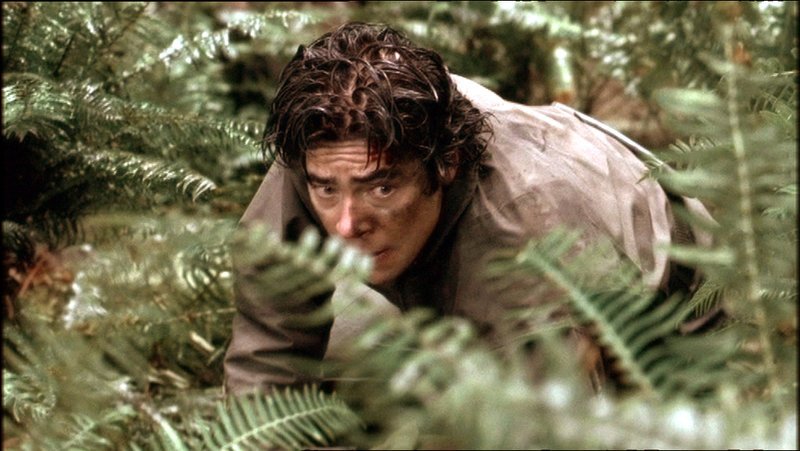 Der im Kosovo-Krieg traumatisierte Elitesoldat Aaron Hallam (Benicio del Toro) wird in den USA zum Doppelmörder und befindet sich auf der Flucht … – Bild: RTL Zwei