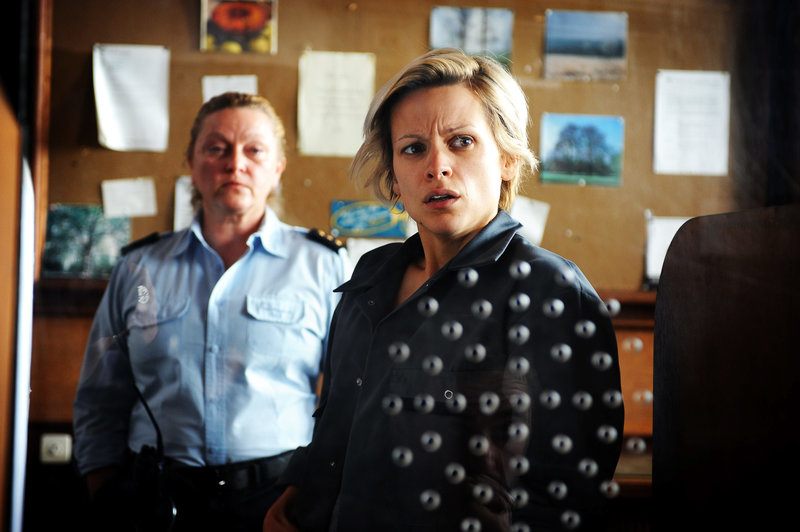 Code 37 S02E06: Im Gefängnis (In de cel) – fernsehserien.de