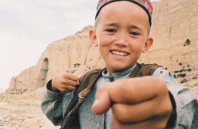 Mir in Bamiyan, August 2002: Nachdem Mirs Dorf zum Kriegsschauplatz wurde, musste er mit seiner Familie in die Höhlen von Bamiyan fliehen. – Bild: Seventh Art Productions
