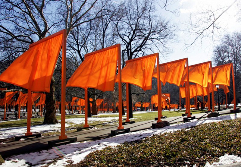1979 legte das Künstlerehepaar Christo und Jeanne-Claude den Entwurf für genau 7.503 aus orange-goldenen Stoffbahnen gefertigten Toren im Central Park vor. Nach langer Planung und zahlreichen Kontroversen wurde das Kunstwerk 2005 fertiggestellt. – Bild: ARTE /​ © Christo and Jean-Claude 2005/​Wolfgang Volz