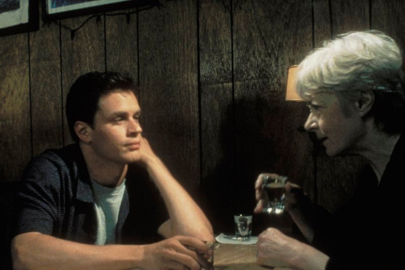 Johnny (Tom Everett Scott) spricht mit Miss Scattergoods (Geraldine McEwan), der Lebensgefährtin von Helens Mutter. – Bild: _ & © (199) DREAMWORKS LLC. ALL