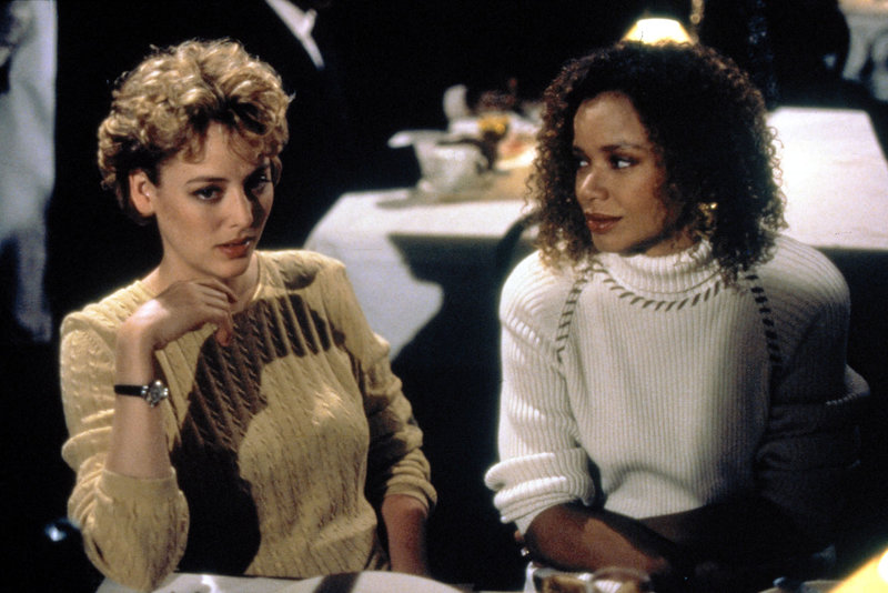 Helen (Virginia Madsen, l.) und ihre Studienkollegin Bernadette (Kasi Lemmons, r.) bereiten ihre Arbeit über den sagenumwobenen Candyman vor ... – Bild: TriStar Pictures Lizenzbild frei Helen (Virginia Madsen, l.) und ihre Studienkollegin Bernadette (Kasi Lemmons, r.) bereiten ihre Arbeit über den sagenumwobenen Candyman vor ... – Bild: TriStar Pictures Lizenzbild frei
