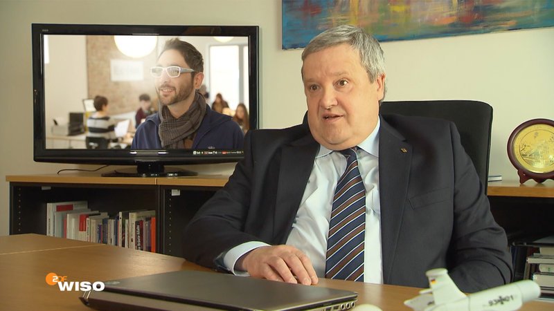 Staatssekretär Walter Dörling (Hans Hohlbein) im Interview. – Bild: ZDF und Patrick Jasim