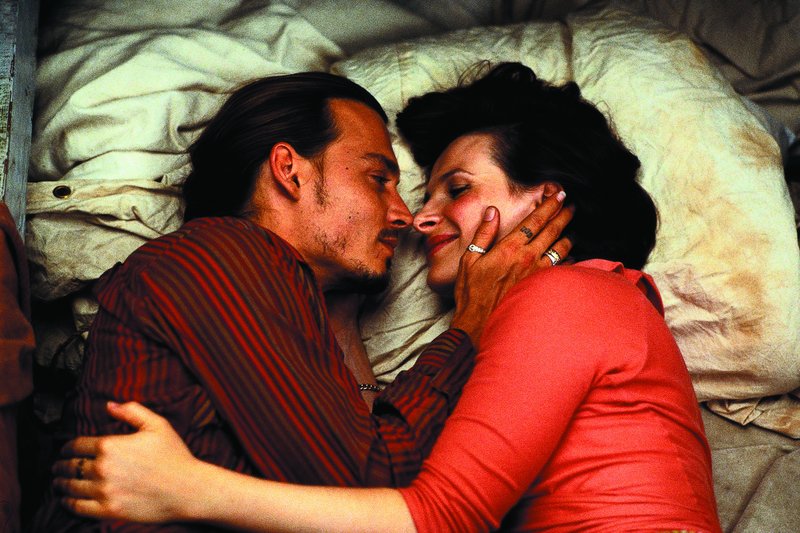 L-R: Roux (Johnny Depp) und Vianne (Juliette Binoche) – Bild: Turner / © 2002, Senator Film L-R: Roux (Johnny Depp) und Vianne (Juliette Binoche) – Bild: Turner / © 2002, Senator Film