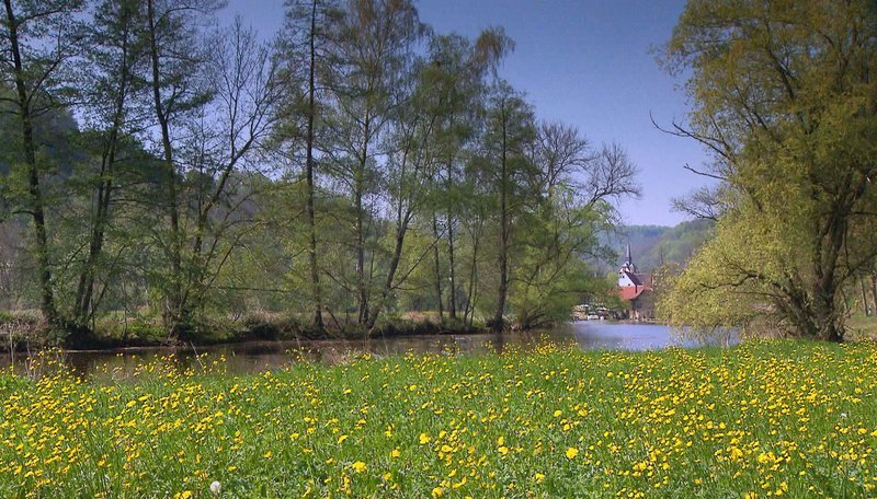 SWR Fernsehen FRÜHLING IM GENIEßERLAND, „Köstliches aus Hohenlohe“, am Donnerstag (14.05.15) um 18:05 Uhr. Die Jagstmühle an der Jagst im Frühling. – Bild: SWR