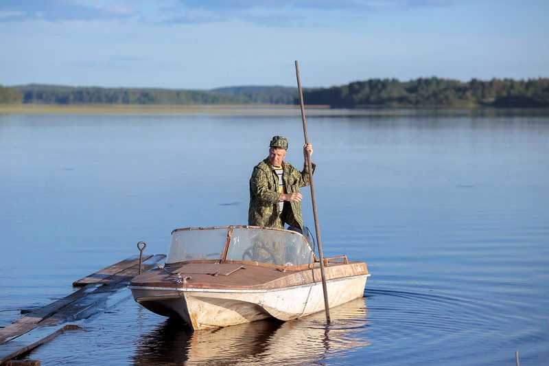 Ljoscha (Alexej Trjapizyn) überquert mit seinem Boot den Kenosero-See. – Bild: ARTE France 
