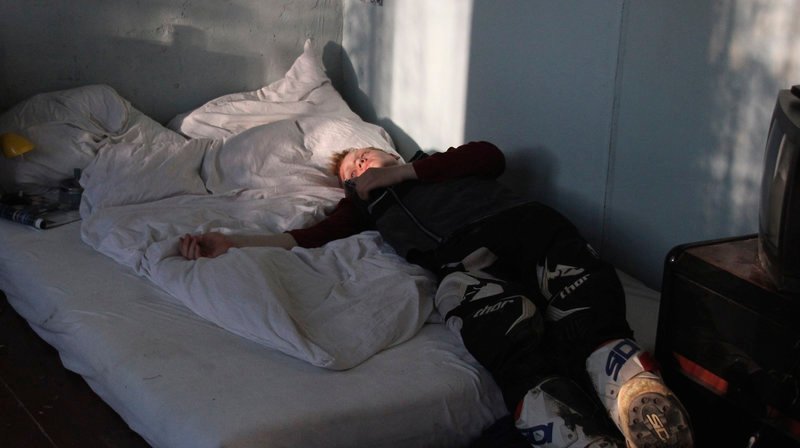 Vince (Sammy Scheuritzel) lässt sich aufs Bett fallen. – Bild: MDR/Filmuniversität Babelsberg/Martina Kohnova Vince (Sammy Scheuritzel) lässt sich aufs Bett fallen. – Bild: MDR/Filmuniversität Babelsberg/Martina Kohnova