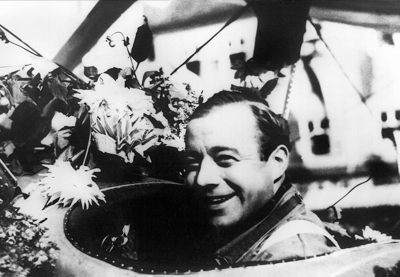 Quax (Heinz Rühmann) startet zurück zur Fliegerschule. – Bild: HR/HR/DEGETO Quax (Heinz Rühmann) startet zurück zur Fliegerschule. – Bild: HR/HR/DEGETO