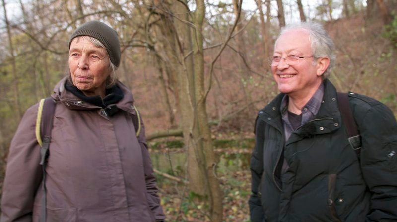 Gert Rosenthal mit seiner Schwester Birgit Hofmann auf Spurensuche. – Bild: rbb/Kirsten Kofahl Gert Rosenthal mit seiner Schwester Birgit Hofmann auf Spurensuche. – Bild: rbb/Kirsten Kofahl