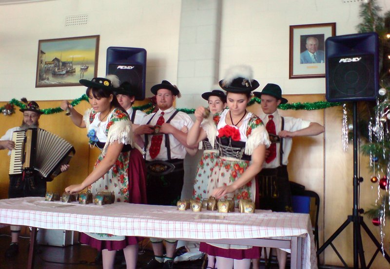 Schuhplattler in der deutschen Kirchengemeinde von Adelaide. – Bild: WDR/​NDR/​Michael Thaler