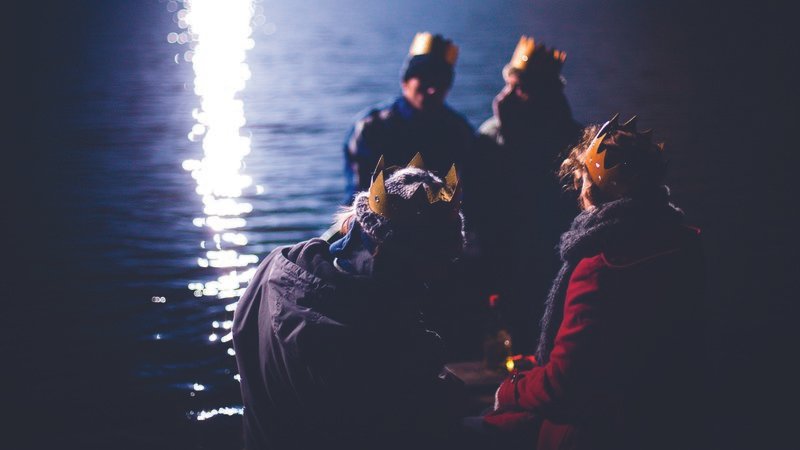 Lara (Jella Haase), Alex (Paula Beer), Fedja (Moritz Leu) und Timo (Jannis Niewöhner) sitzen am Weihnachtsabend gemeinsam in einem Boot. – Bild: ZDF und Sandra Müller