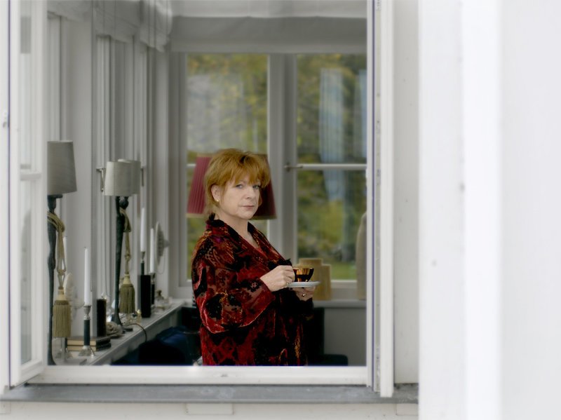 Mit scharfem Blick beobachtet Betty Billerbeck (Hannelore Hoger) ihre neue Zimmernachbarin Karin. – Bild: ZDF und Nik Konietzky