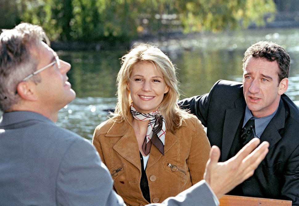 Hilflos beobachtet der unsichtbare Max (Heio von Stetten, re.), wie Anna (Sophie Schütt) und Robert (Florian Fitz) miteinander flirten. – Bild: HR/Degeto/Christian A. Rieger