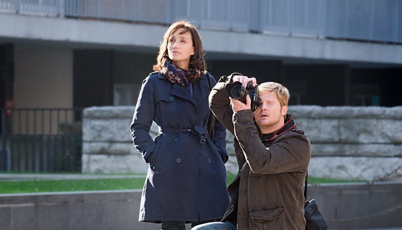 Die Journalistin Julia (Kristin Scott Thomas) und ihr Kollege (Alexandre Le Provost) recherchieren über ein düsteres Kapitel der französischen Nazi-Kollaboration. – Bild: ARD Degeto/Hugo Production/Julien Bonet Die Journalistin Julia (Kristin Scott Thomas) und ihr Kollege (Alexandre Le Provost) recherchieren über ein düsteres Kapitel der französischen Nazi-Kollaboration. – Bild: ARD Degeto/Hugo Production/Julien Bonet