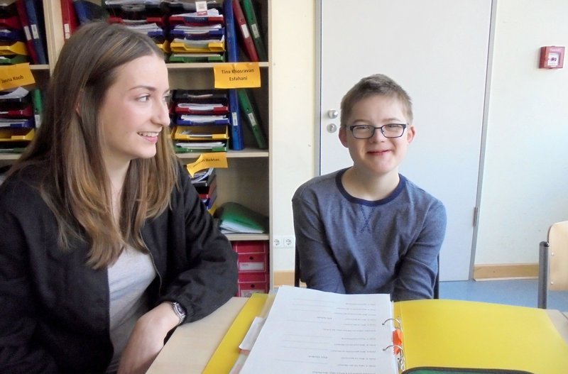 Jonas Halbfas mit seiner Schulbegleiterin Katharina Schmidt in der fünften Klasse der Nelson-Mandela Gesamtschule, wo er angenommen wurde. – Bild: BR/​MDR/​WDR