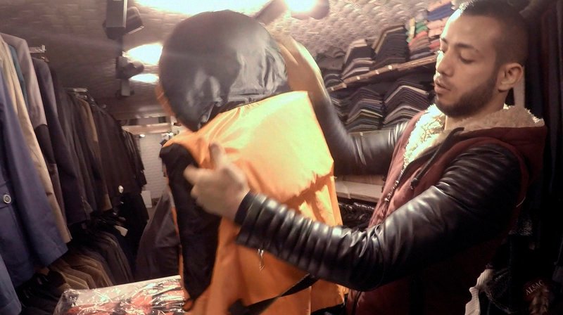 Der Schleuser „Ali“ verdient sein Geld mit Flüchtenden, die er in Schlauchbooten von der türkischen Küste Richtung Griechenland schickt. Die Polizei ist ihm auf den Fersen, und er muss fürchten, für viele Jahre im Gefängnis zu landen. – Bild: phoenix/ZDF/Klaus Nedergaard Der Schleuser „Ali“ verdient sein Geld mit Flüchtenden, die er in Schlauchbooten von der türkischen Küste Richtung Griechenland schickt. Die Polizei ist ihm auf den Fersen, und er muss fürchten, für viele Jahre im Gefängnis zu landen. – Bild: phoenix/ZDF/Klaus Nedergaard
