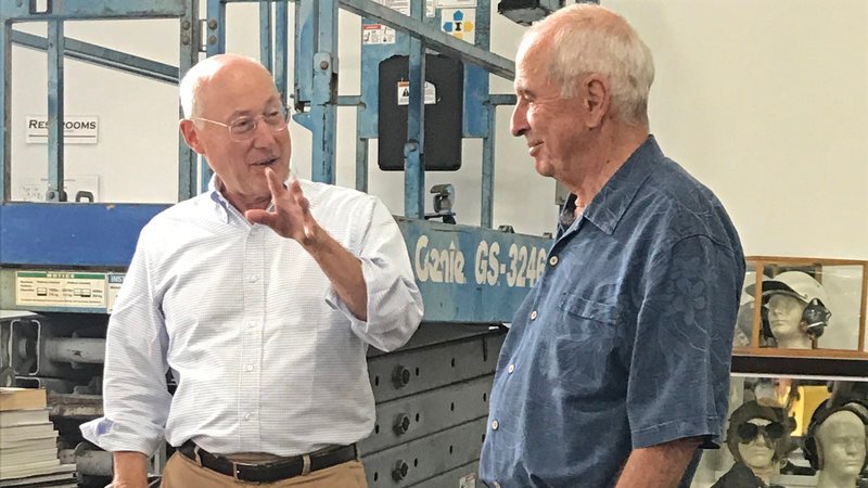 Bildunterschrift: 
Wie fühlt es sich an, ein Bild geschaffen zu haben, dessen Anblick Millionen Menschen bis heute bewegt? WeltN24-Herausgeber Stefan Aust und Astronaut Bill Anders (v.l.n.r.) im Gespräch. – Bild: N24 Doku