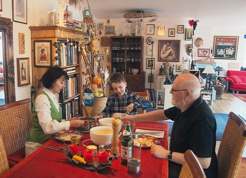 Maximilian Janisch mit seiner Mutter Monika Janisch, promovierte Betriebsökonomin, und seinem Vater Thomas Drisch, Mathematikprofessor im Ruhestand. – Bild: ZDF und SRF