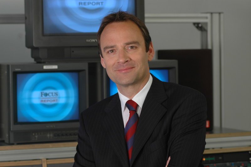 Florian Fischer-Fabian moderiert die Focus TV-Reportage. – Bild: Sat.1