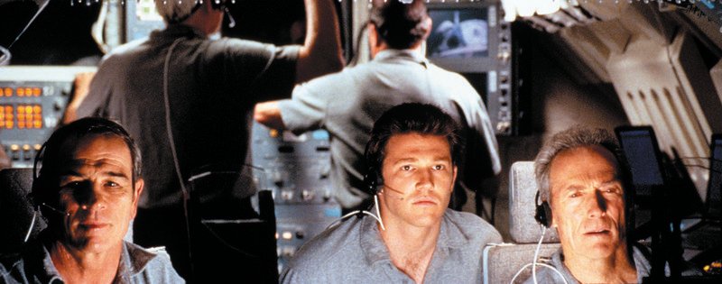 Wird die Reparatur gelingen? Frank (Clint Eastwood, r.), Hawk (Tommy Lee Jones, 2.v.r.) und Ethan (Loren Dean, M.) müssen den Satelliten wieder in die richtige Umlaufbahn bringen. Die Zeit wird jedoch allmählich knapp… – Bild: Turner Wird die Reparatur gelingen? Frank (Clint Eastwood, r.), Hawk (Tommy Lee Jones, 2.v.r.) und Ethan (Loren Dean, M.) müssen den Satelliten wieder in die richtige Umlaufbahn bringen. Die Zeit wird jedoch allmählich knapp… – Bild: Turner