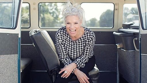 Mit über 250.000 Zuschauern und einer restlos ausverkauften Tour beweist Ina Müller 2014 erneut, dass sie eine der erfolgreichsten Entertainerinnen Deutschlands ist. Seit Anfang Januar ist die beliebte Sängerin mit ihrem aktuellen Programm „48“ auf großer Tournee. Das NDR Fernsehen hat im Januar 2014 das Konzert von Ina Müller in Flensburg vor begeistertem Publikum aufgezeichnet. Zwei Stunden lang stand Ina Müller mit ihrer fünfköpfigen Band und den zwei Backgroundsängerinnen auf einer eigens für die Tour kreierten, spektakulären Bühne in der FLENS-ARENA. – Bild: ADR Mit über 250.000 Zuschauern und einer restlos ausverkauften Tour beweist Ina Müller 2014 erneut, dass sie eine der erfolgreichsten Entertainerinnen Deutschlands ist. Seit Anfang Januar ist die beliebte Sängerin mit ihrem aktuellen Programm „48“ auf großer Tournee. Das NDR Fernsehen hat im Januar 2014 das Konzert von Ina Müller in Flensburg vor begeistertem Publikum aufgezeichnet. Zwei Stunden lang stand Ina Müller mit ihrer fünfköpfigen Band und den zwei Backgroundsängerinnen auf einer eigens für die Tour kreierten, spektakulären Bühne in der FLENS-ARENA. – Bild: ADR