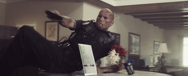 Streifencop Jeremy (Luke Goss) wird in das Zentrum eines furchtbaren Verkehrsunfalls gelotst - ehe dieser überhaupt passiert ist. – Bild: Bavaria Media Streifencop Jeremy (Luke Goss) wird in das Zentrum eines furchtbaren Verkehrsunfalls gelotst - ehe dieser überhaupt passiert ist. – Bild: Bavaria Media