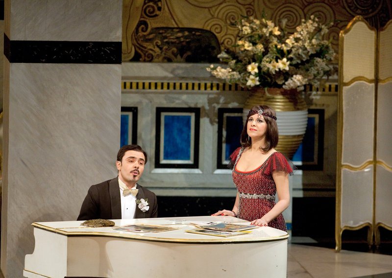 Marius Brenciu (Prunier), Angela Gheorghiu (Magda). – Bild: ORF