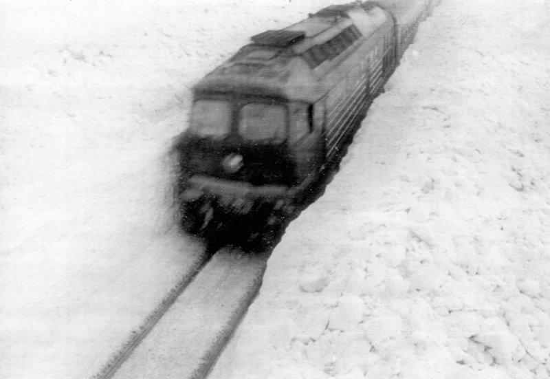 Ein Zug im meterhohen Schnee. – Bild: MDR/OZ Ein Zug im meterhohen Schnee. – Bild: MDR/OZ