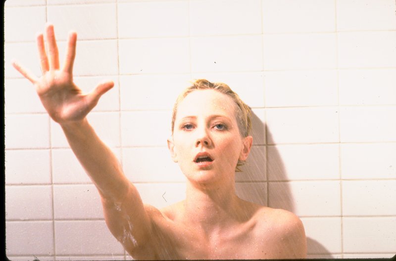 Zwar ist Marion Crane (Anne Heche) mit dem Geld ihres Arbeitgebers auf der Flucht. Aber sie hat nicht damit gerechnet, im Hotel unter Dusche mit einem Messer attackiert zu werden. – Bild: ZDF und United International Pictures