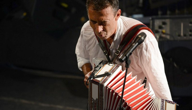 Hubert von Goisern - Brenna tuat's scho lang – Bild: BR/​Blankomusik GmbH/​Sarah Marchant