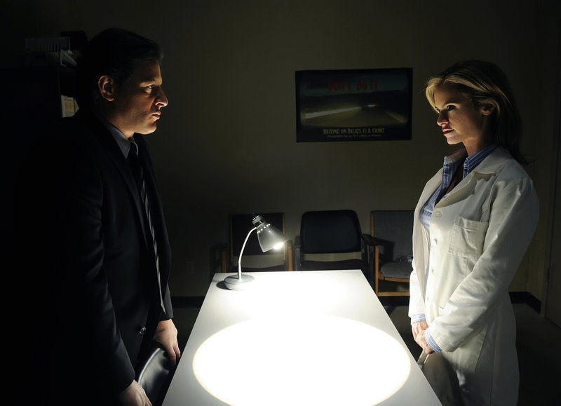 Auch nach seinem Tod gehen seine Pläne mit Hilfe von Detective Mark Hoffman (Costas Mandylor, l.) weiter auf. Auch seine Witwe Jill (Betsy Russell, r.) hat Jigsaw in sein perfides Spiel mit einbezogen ... – Bild: Kinowelt GmbH Lizenzbild frei Auch nach seinem Tod gehen seine Pläne mit Hilfe von Detective Mark Hoffman (Costas Mandylor, l.) weiter auf. Auch seine Witwe Jill (Betsy Russell, r.) hat Jigsaw in sein perfides Spiel mit einbezogen ... – Bild: Kinowelt GmbH Lizenzbild frei