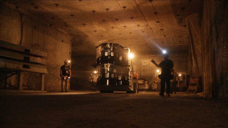 655 m unter der Erde bei der Abfallentsorgung auf einer Versuchsanlage in New Mexico. Plutonium-Abfall wird im Lager plaziert. – Bild: Geo Television /​ Redacted