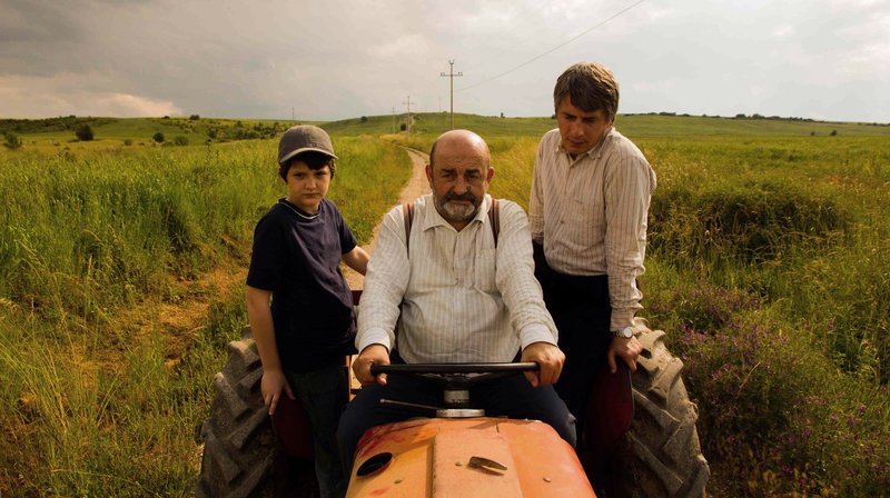 Nori (Val Maloku, l) unterwegs mit seinem Vater (Astrit Kabashi, r) auf dem Traktor. – Bild: WDR/​NiKo Film
